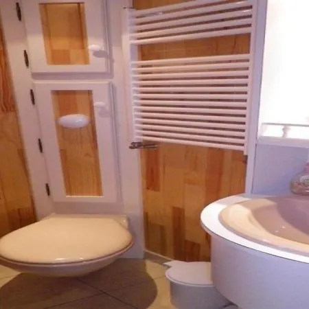 Petite Maison Dans Secteur Calme *
